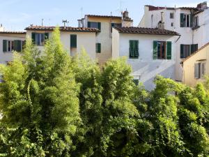 grupa drzew przed budynkiem w obiekcie Oltrarno Home Silvia Florence we Florencji