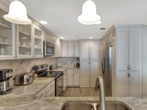 Kuchyň nebo kuchyňský kout v ubytování Jade East Towers 1540 by Newman-Dailey