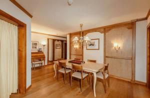 Kuchyň nebo kuchyňský kout v ubytování Luxurious serviced Flat in TOP 5 Star Park Hotel