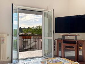 TV a/nebo společenská místnost v ubytování Mare, Monti e Limoni