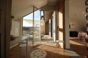 a kitchen and dining room with a table and chairs at Sinfonia Martini in Verbania