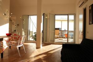 a living room with a table and a view of a balcony at Sinfonia Martini in Verbania