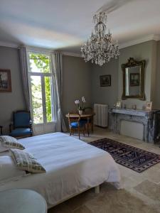 Postel nebo postele na pokoji v ubytování Le Domaine du Soulier -Gîte et chambres d'hôtes - La Maison du Gardien