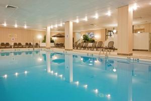 a large swimming pool in a hotel room at Holiday Inn Portland-By the Bay, an IHG Hotel in Portland