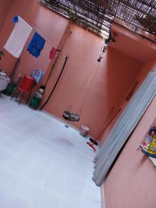 ein Zimmer mit einem Zimmer mit einer Wäscheleine und ein Zimmer mit einem Zimmer mit in der Unterkunft رقم 1 عملية باب g العزوزية مراكش in Marrakesch
