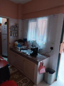 eine Küche mit einer Theke und einem Waschbecken in der Unterkunft رقم 1 عملية باب g العزوزية مراكش in Marrakesch