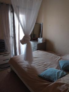 ein Schlafzimmer mit einem weißen Bett mit einem Fenster in der Unterkunft رقم 1 عملية باب g العزوزية مراكش in Marrakesch