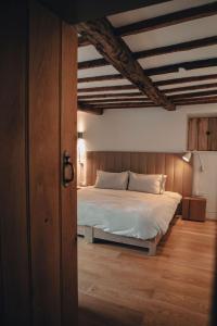 una camera da letto con un letto e un pavimento in legno di THE OLD DAIRY at Sunny Brow Farm ad Ambleside