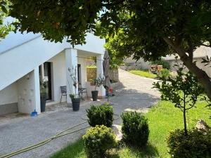 Ein Garten an der Unterkunft Villa Beba - Apartments