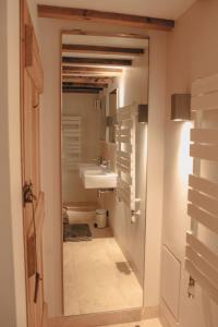 un bagno con lavandino e specchio di THE OLD DAIRY at Sunny Brow Farm ad Ambleside Altre 30 foto