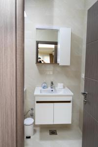 Ένα μπάνιο στο Amber Apartments Gevgelija +49 φωτογραφίες