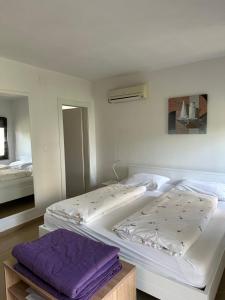 Ein Bett oder Betten in einem Zimmer der Unterkunft Villa Beba - Apartments