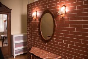 リヴィウにあるInLviv Apartmentsのバスルームの鏡