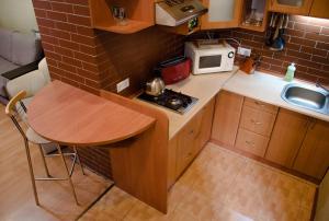 リヴィウにあるInLviv Apartmentsの小さなキッチン(テーブル、電子レンジ付)