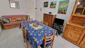 een woonkamer met een tafel en een bank bij Case Centro Lampedusa in Lampedusa