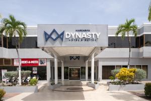 un edificio con una señal para un gimnasio en Hotel Margarita Dynasty, en Porlamar