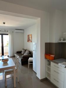 eine Küche und ein Wohnzimmer mit einer Couch und einem Tisch in der Unterkunft Villa Beba - Apartments in Senj