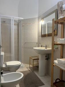 Kúpeľňa v ubytovaní Apartment for 2 in Catania, B&B Le voci del mercato
