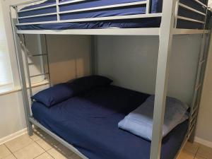 Postel nebo postele na pokoji v ubytování The Layover