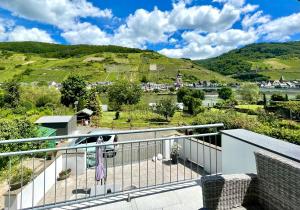 a balcony with a view of a mountain at DAS AMBIENTE II Komfortables Wohnerlebnis mit Moselromantik - Herzlich Willkommen - in Zell an der Mosel