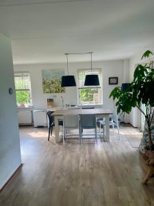 a dining room with a table and chairs at 6 persoons Vakantiehuis Lavendel in Zeeland in Zonnemaire