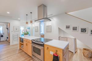 Una cocina grande con horno de leña en 3025 Club Villas, en Fernandina Beach