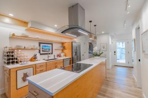 cocina grande con encimera blanca grande y suelo de madera en 3025 Club Villas, en Fernandina Beach 42 fotos más