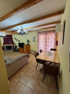 una sala de estar con una mesa y un sofá en Apartamento El Río 3, en Arroyo Frío