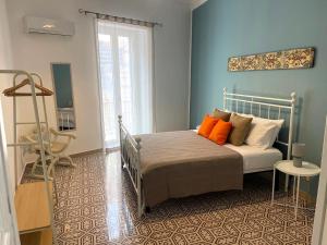 een slaapkamer met een bed met oranje kussens erop bij Casa Marì Holiday House in Palermo