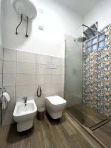 een badkamer met een toilet en een douche bij Casa Marì Holiday House in Palermo