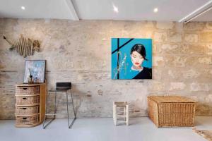 a room with a painting of a woman on a wall at Échoppe contemporaine - Bordeauxlidays in Bordeaux