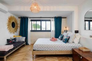 a bedroom with a bed and a couch at Échoppe contemporaine - Bordeauxlidays in Bordeaux