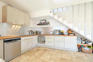 Köök või kööginurk majutusasutuses Maison avec Piscine et Jacuzzi Proche des plages