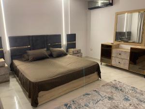 Ein Bett oder Betten in einem Zimmer der Unterkunft شقة فندقية غرفتين بكمبوند قرب ميدان جهينة