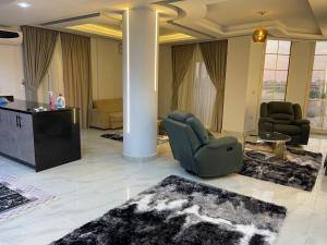 Ein Sitzbereich in der Unterkunft شقة فندقية غرفتين بكمبوند قرب ميدان جهينة