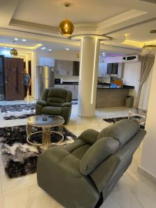 ein Wohnzimmer mit einer Couch und einem Tisch in der Unterkunft شقة فندقية غرفتين بكمبوند قرب ميدان جهينة in Sheikh Zayed