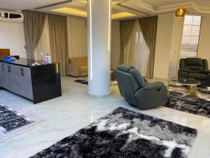Ein Sitzbereich in der Unterkunft شقة فندقية غرفتين بكمبوند قرب ميدان جهينة
