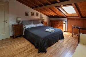 Un dormitorio con una cama y una claraboya. en Giardino Giusti Home, en Verona