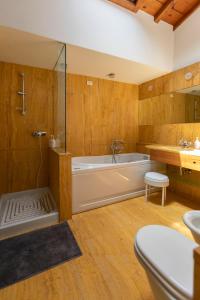 un baño con bañera y lavabo en Giardino Giusti Home, en Verona