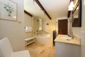 Ένα μπάνιο στο Forest Lodge +28 φωτογραφίες