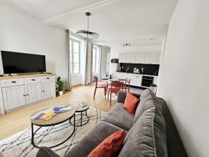 Kuchyň nebo kuchyňský kout v ubytování Aux'Cerfs - A deux pas de l'Abbaye