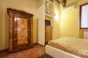 ローマにあるImpero Vaticano Navona Apartmentのベッドルーム1室(木製ヘッドボード付きのベッド1台付)