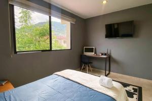 Μια τηλεόραση ή/και κέντρο ψυχαγωγίας στο Preciosa habitación con baño privado +15 φωτογραφίες