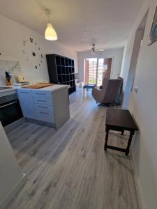 a kitchen with a desk and a chair in a room at Del Rodriguez in Cunit