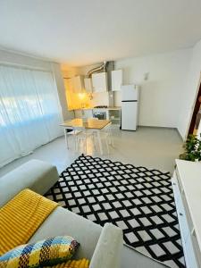 Kuchyň nebo kuchyňský kout v ubytování Apartament Two bedrooms Praia de Quarteira + 27 fotografií