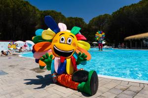 Bazén v ubytování Arcobaleno Village nebo v jeho okolí