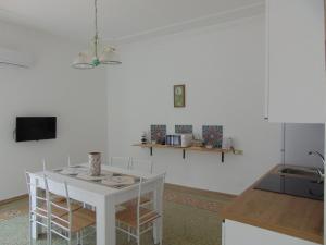 een keuken met een witte tafel en een wastafel bij Casa Marì Holiday House in Palermo