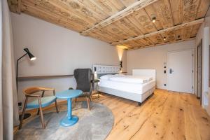 Postel nebo postele na pokoji v ubytování Upside Down Town Hotel-Neue Post + 37 fotografií