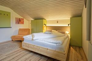 Postel nebo postele na pokoji v ubytování Bergchalet Hotel Reinerhof