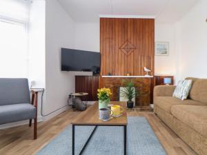 Μια τηλεόραση ή/και κέντρο ψυχαγωγίας στο Small Hillman